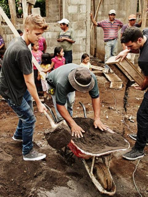 myrealloveisjb's tweet photo. Ya que les encanta hablar de Justin Bieber diciendo cada tontería de el y es tendencia pues fotos de Justin Bieber cuando fue a Guatemala, convivio con los niños, regalo sus tenis y jugó fútbol con ellos entre otras cosas https://t.co/5AmKyiivRn