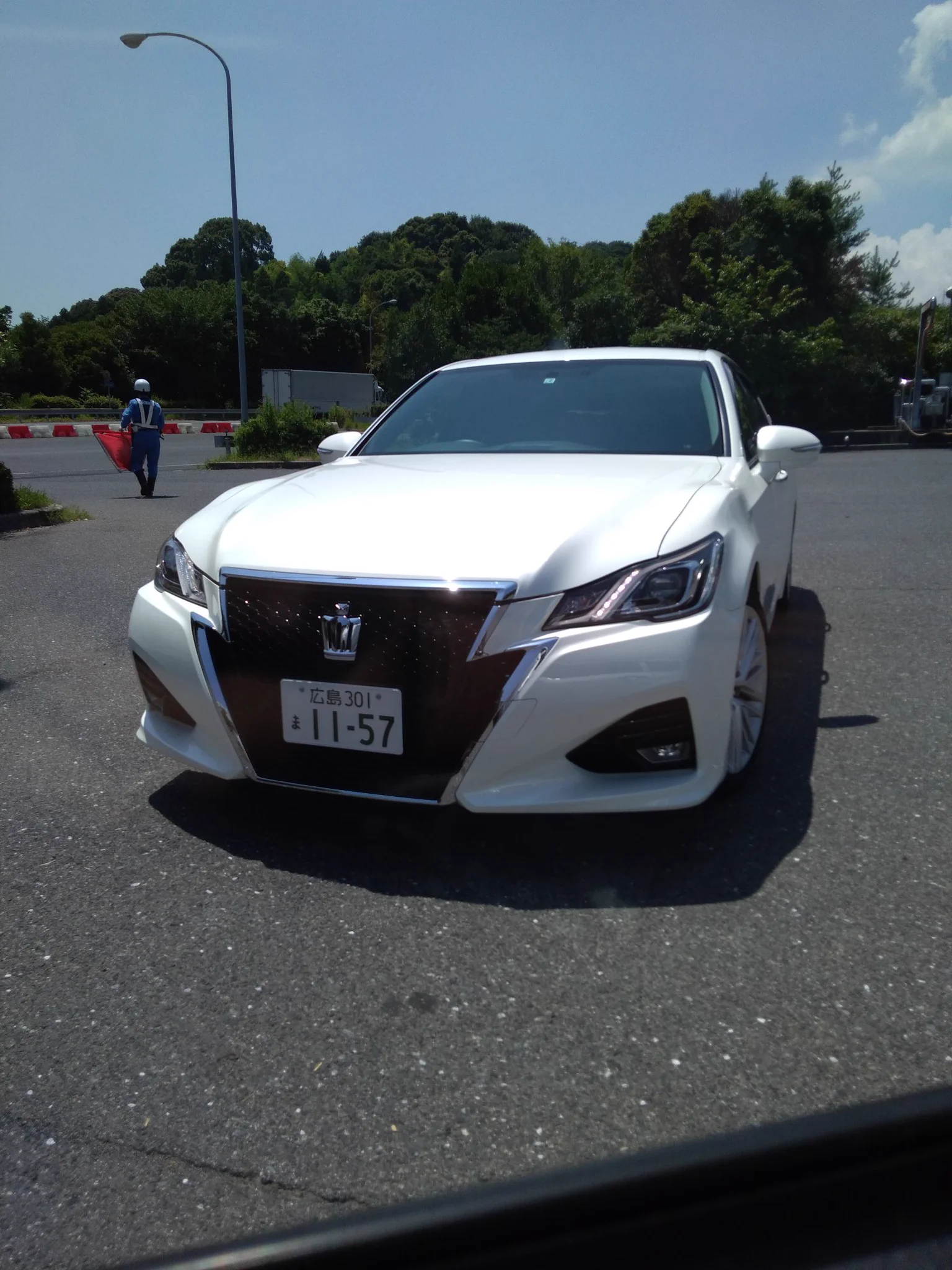 @_kazuxs たとえばこんなやつです　この手のクラウンで手順通りに車線変更をしている車の方が珍しいので　目立ちます 