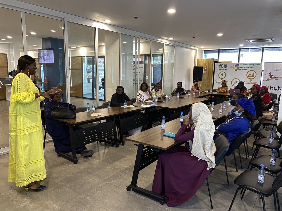 Pareel_sn's tweet photo. Nous sommes au siège de la @dersenegal à l’occasion de l’évènement de #networking pour la cohorte 2 du programme #Pareel. 
Une session qui permettra aux lauréates de pouvoir échanger, de partager leurs expériences sur leurs activités et d’étendre leurs réseaux.
#Entrepreneurship https://t.co/zdhbZYINGv