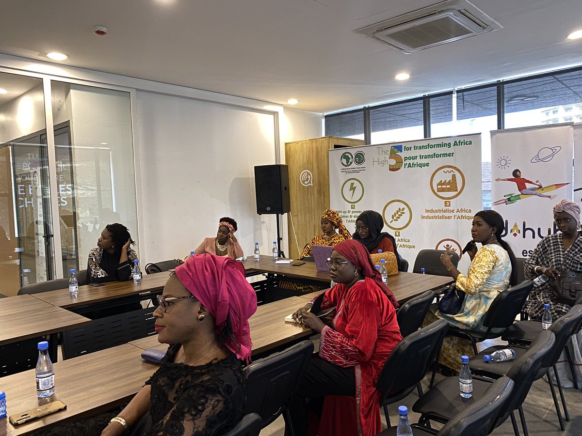 Pareel_sn's tweet photo. Nous sommes au siège de la @dersenegal à l’occasion de l’évènement de #networking pour la cohorte 2 du programme #Pareel. 
Une session qui permettra aux lauréates de pouvoir échanger, de partager leurs expériences sur leurs activités et d’étendre leurs réseaux.
#Entrepreneurship https://t.co/zdhbZYINGv