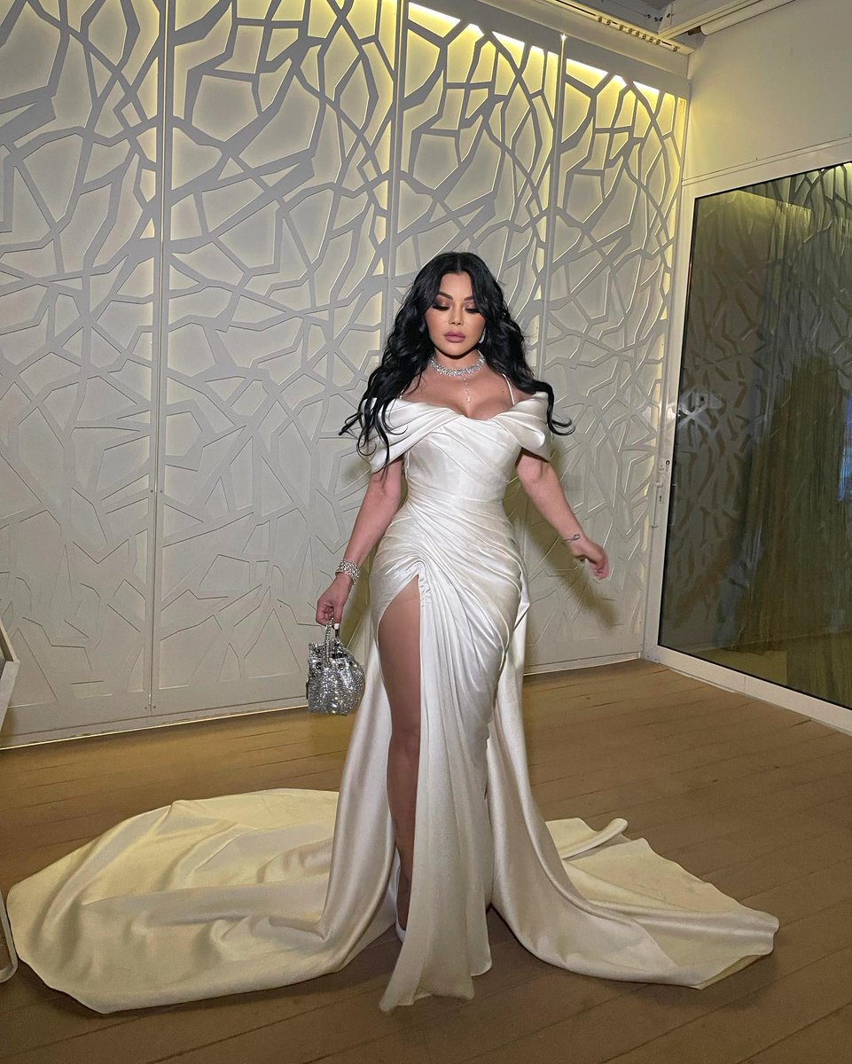 YawmiyatiMag's tweet photo. إطلالة النجمة هيفاء وهبي ليل أمس بحفل The Emigala في دبي حيث فازت بجائزة Fashion Icon of the Year 😍😍

#هيفاء_وهبي #السعودية_الصين #الخميس_الونيس #صباح_الخير #HaifaWehbe #theemigala 
@HaifaWehbe https://t.co/PpyzsOXVlA