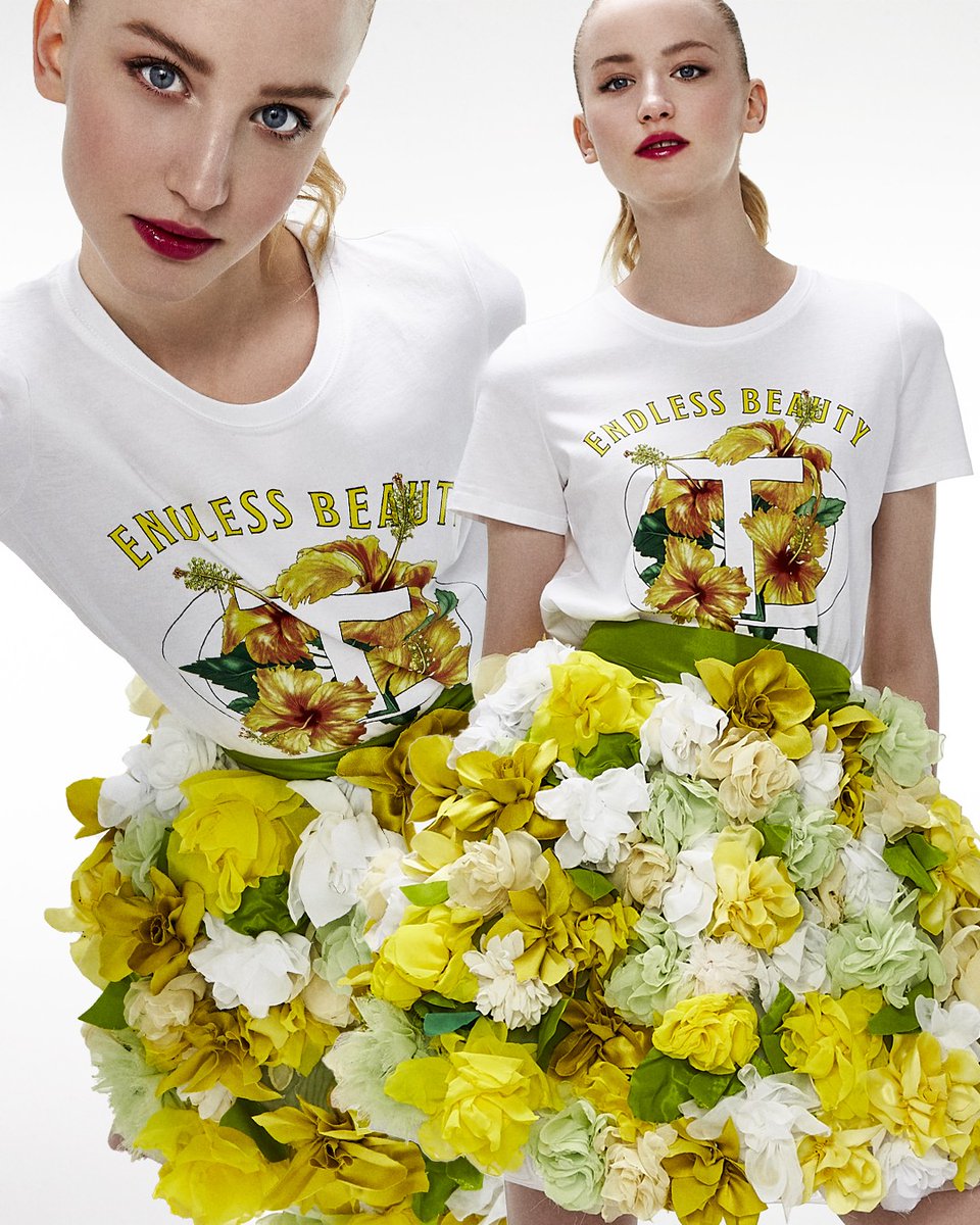 twinsetofficial's tweet photo. #DilloConUnFiore 🌼
The most romantic will not want to miss out on this #twinsetmilano t-shirt with hibiscus print enhanced with rhinestones from the Garden capsule collection 😍
> https://t.co/LnZkUtg1qb
#LimitedEdition #TwinsetLover https://t.co/MXpeeJFe3s