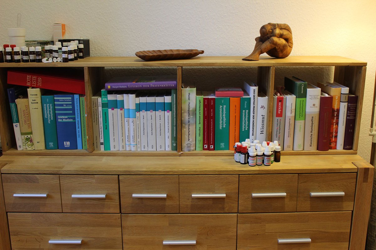 #Schrank mit #Büchern zu den Themen Homöopathie / #Frauenheilkunde / #Naturheilkunde in der #Praxis für #klassische #Homöopathie &amp; #Kinderhomöopathie in #Berlin #Treptow #Köpenick

In den Flaschen sind #homöopathische #Globuli und #Dilutionen (in alk. Lösung). 😊