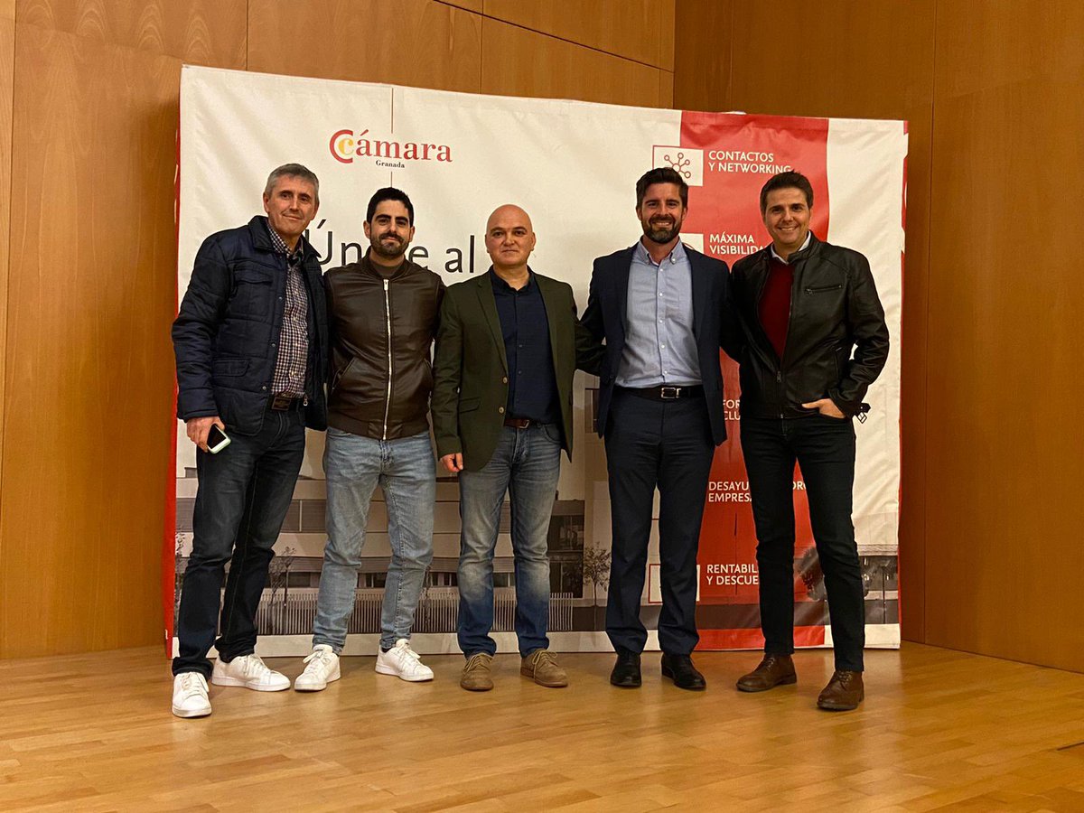 JavisocoA's tweet photo. Gracias a @fdlaguardia @MedinaJuanjo @RafaelLamelasjr y @pepevalcarcel Charlar con ellos confirma que el fútbol es más que un deporte, que el Granada CF es más que un club, que Diego es más que un entrenador, que su afición es única y que el granadinismo es más que un sentimiento https://t.co/IpHJtu8nHn