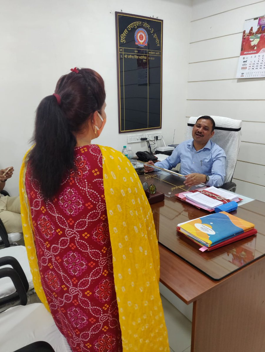 monu_cv's tweet photo. मुख्यमंत्री जी और डीसीपी साहब को धन्यवाद।अपनी शिकायत पर कारवाई के लिए महिला ने 181 पर शिकायत की। डीसीपी झोन 3 धर्मेंद्र सिंह भदौरिया के पास पहुंची तो तुरंत उसके मामले में कारवाई की गई। महिला ने डीसीपी आफिस जाकर धन्यवाद दिया।
@CP_INDORE @DsBhadauria6 @CMMadhyaPradesh @jdjsindore https://t.co/Uw6BgCQotr