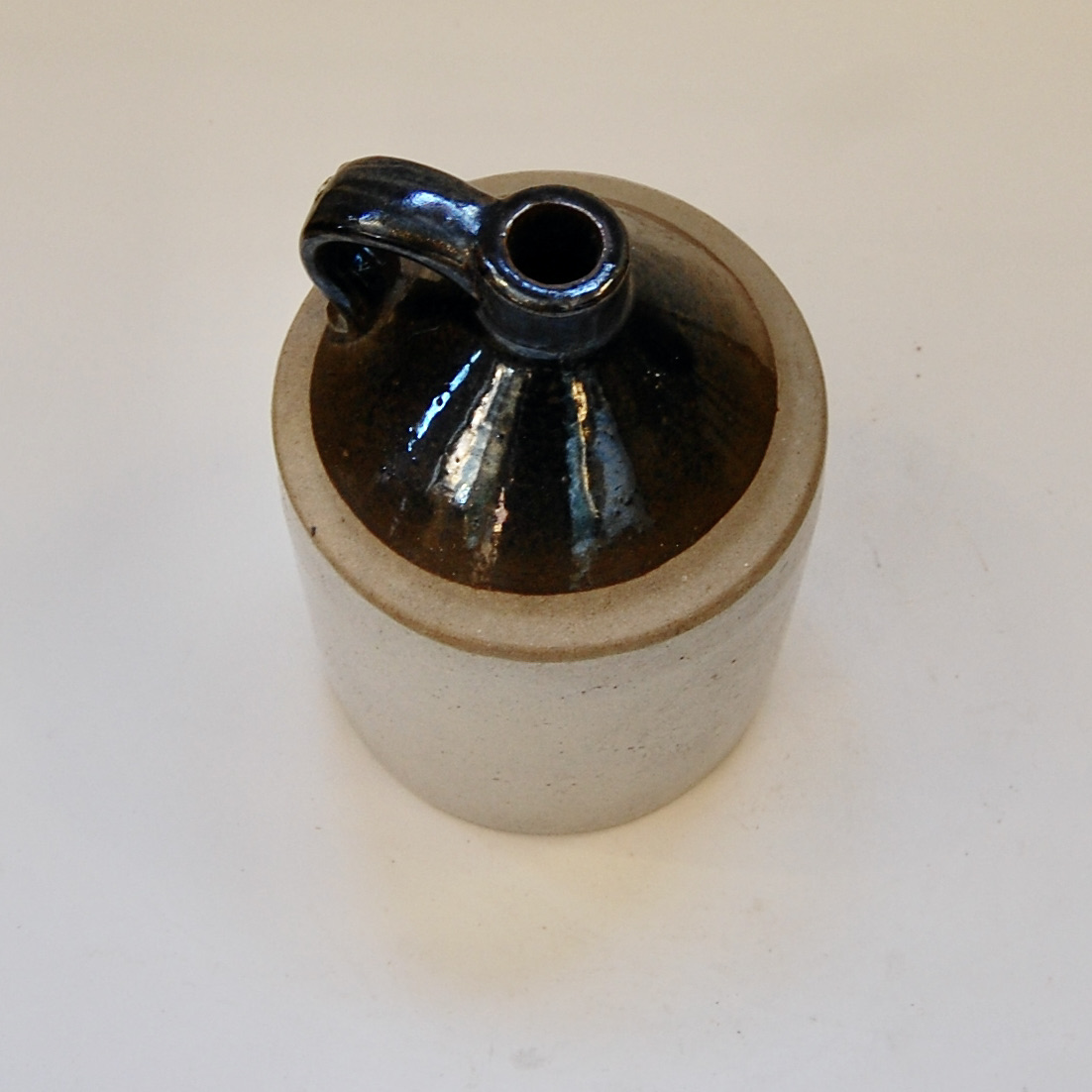 Small Stoneware Whiskey Jug 

#crock #stoneware #vintagejug #stonewarecrock #antiquejug #antiquestoneware #vintagecrock #whiskeyjug