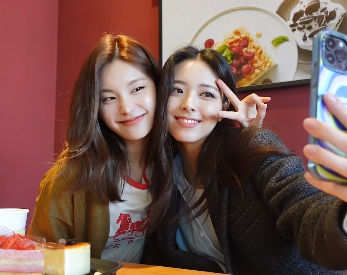 sammachii_'s tweet photo. love how yuna turns into a total baby when she's with her yeji unnie 🥺 https://t.co/cMDrSy1eQx