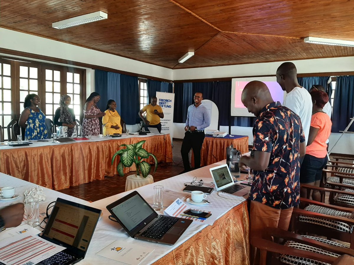 FesKenya's tweet photo. PLGP Class of 2021 discuss Media Relations and Effective Messaging during their 3rd training session. The programme equips young leaders from trade unions, political parties &amp; civil society with leadership skills &amp; networks to champion #socialjustice and provision of public goods https://t.co/nR6s8OLNY9