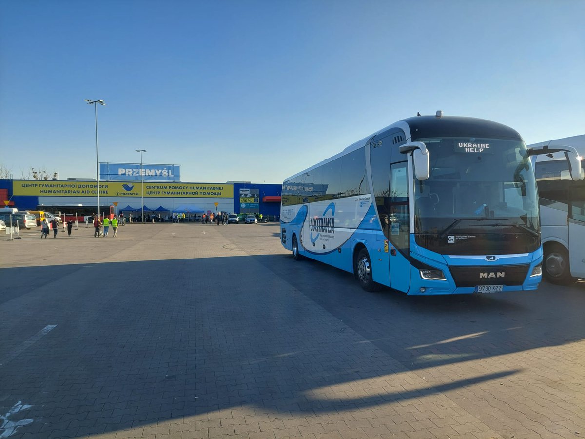 SOCITRANSA's tweet photo. 3 de nuestros autobuses ya están en diferentes puntos de España con más de 100 refugiados ucranianos.

Gracias a la ONG AGA Ucrania, a las empresas @Pefipresa_SAU, Incipresa, @TECNIFUEGOAESPI, @Cepreven y a la solidaridad de los vecinos de A Costa da Morte por hacerlo posible. https://t.co/gPvz5n7Sfl