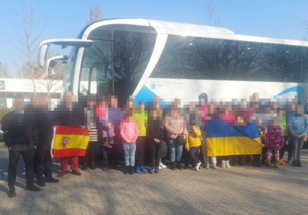 SOCITRANSA's tweet photo. 3 de nuestros autobuses ya están en diferentes puntos de España con más de 100 refugiados ucranianos.

Gracias a la ONG AGA Ucrania, a las empresas @Pefipresa_SAU, Incipresa, @TECNIFUEGOAESPI, @Cepreven y a la solidaridad de los vecinos de A Costa da Morte por hacerlo posible. https://t.co/gPvz5n7Sfl