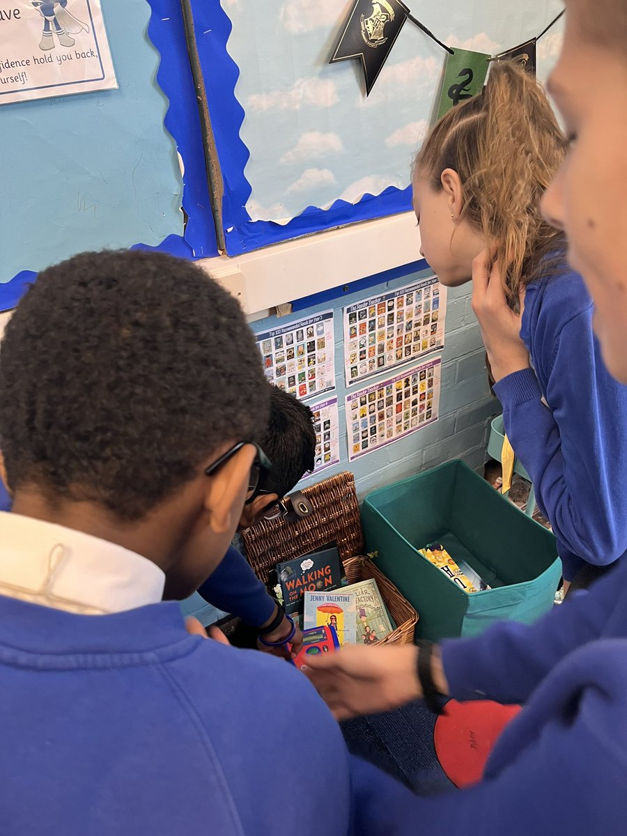 AbbeyPrimary's tweet image. #y6 are beginning their investigation using the data loggers. We are investigating whether the levels of light change throughout the day #science #BritishScienceWeek2022
