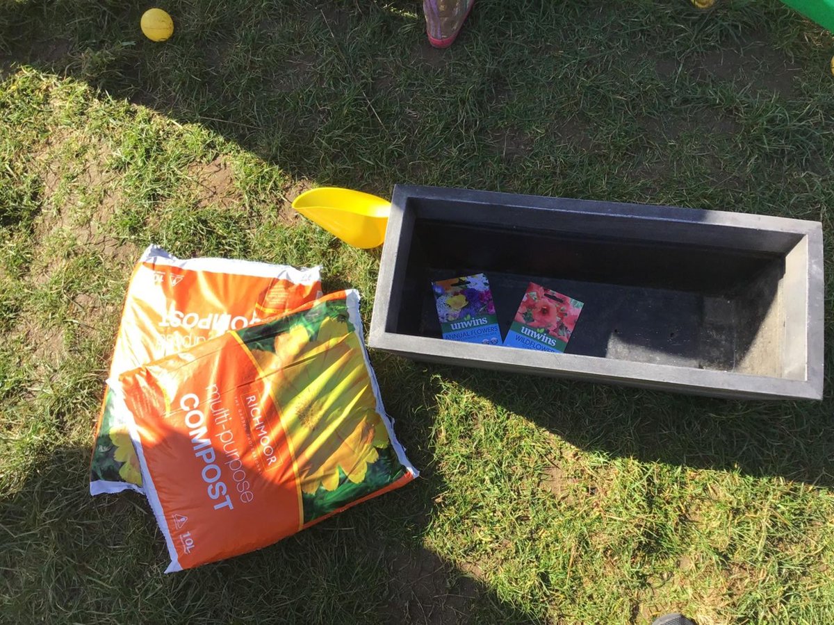 SpringNursery's tweet photo. Discoverers have been planting seeds to get ready for Spring, exploring green water with different containers for St. Patrick's day and making playdough to see what they could pretend to make from a cook book for world book day. #toddlers #worldbookday #stpatricksday #exploring https://t.co/bWRjzL2W0F
