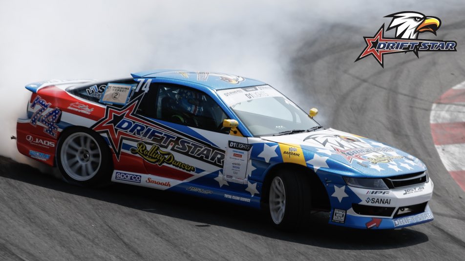 DriftStar_Japan's tweet photo. DRIFT STAR
D1Lightsドライバー
前田翼　選手

2022D1Lightsシリーズ明日開幕
Rd.1&amp;2 TSUKURUMA

前田選手の練習中の📸

皆さん、DRIFT STARドライバー
応援宜しくお願い致します🔥

#driftstar 
#前田翼 
#d1lights 
#d1macine 
#ドリフト　
#D1Lights参戦 
#drift
#valino https://t.co/1fD73CShwQ