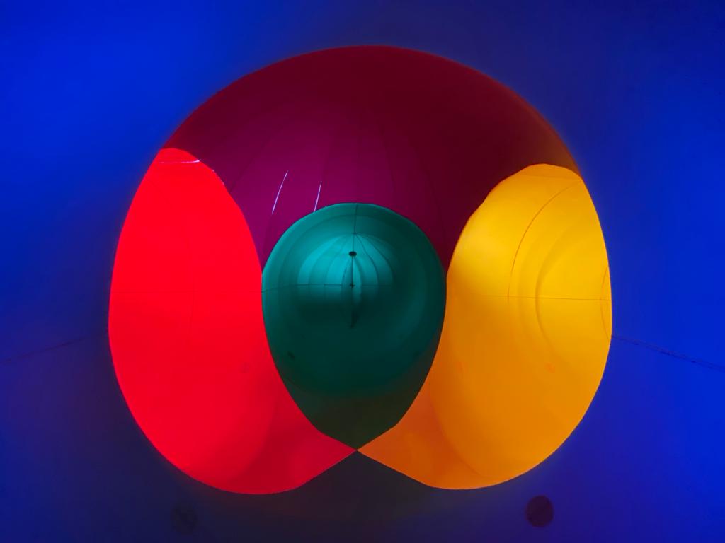 sarah_durston's tweet photo. Pop-up kunst alert! Vandaag lanceren wij ons nieuwe onderzoeksproject #kletsbaar -met Hofman inflatable - tijdens de Dies Natalis van @UniUtrecht. Meer weten? Op het Domplein tussen 13:30 en 17:30 en via social media @FSW_UU @UMCUtrecht #kleurenkruis #kletsbaar #mentalegezondheid https://t.co/Yuj6YYjQZ1