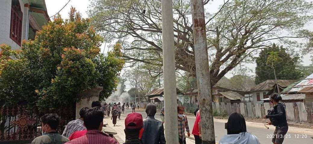 thandarsoesan's tweet photo. A man was shot dead in Kachin on this day in 2021 &amp; another was injured by firing gunshots on protesters by Junta troops in Mohnyin Tsp. #US_SanctionMOGE  #GenocidalMilitary  #2022Mar25Coup  #WhatsHappeningInMyanmar https://t.co/QuUkyS5nc2