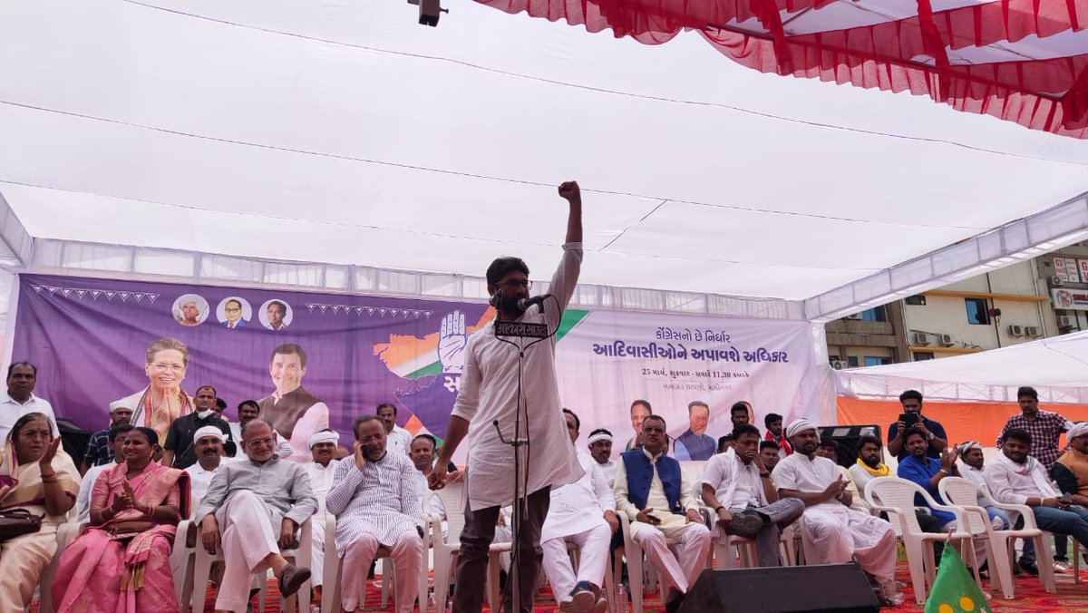 jigneshmevani80's tweet photo. 2022 का ब्यूगल फूंक दिया गया है : 

आज गुजरात के हजारों आदिवासी भाई बहनों ने डेम के चलते होनेवाले अपने विस्थापन के खिलाफ गांधीनगर में इन्क़िलाब खडा कर दिया है। यह चिनगारी अब गुजरात में क्रांतिकारी लहर खडी कर देगी। आदिवासी बनाम भाजपा की ईस लडाई में जीत आदिवासी की होंगी।
जय जोहार। https://t.co/4w1D2cBhfu