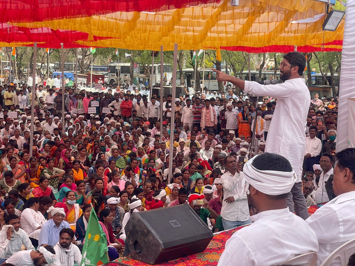 jigneshmevani80's tweet photo. 2022 का ब्यूगल फूंक दिया गया है : 

आज गुजरात के हजारों आदिवासी भाई बहनों ने डेम के चलते होनेवाले अपने विस्थापन के खिलाफ गांधीनगर में इन्क़िलाब खडा कर दिया है। यह चिनगारी अब गुजरात में क्रांतिकारी लहर खडी कर देगी। आदिवासी बनाम भाजपा की ईस लडाई में जीत आदिवासी की होंगी।
जय जोहार। https://t.co/4w1D2cBhfu