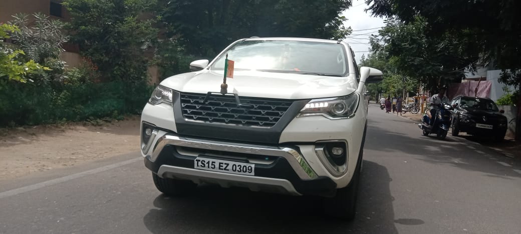 Reportersubhan's tweet photo. @TelanganaDGP @hydcitypolice @hydcitypolice @KTRTRS @KTRoffice @HYDTP 
This Car belongs to a BJP leader, Tinted glasses and Animal photo on Rear Number Plate...
There is a Traffic Rules in Telangana for General public no one can stop and remove Tinted glass film and Number Plate https://t.co/NGDiXJsj4o