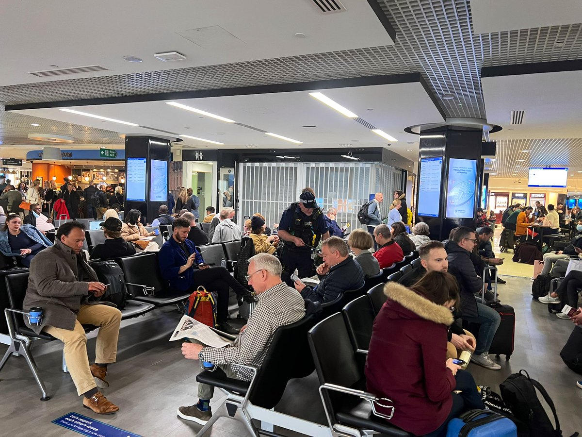 MPSCityAirport's tweet photo. Welcoming passengers @LondonCityAir whilst spreading the #ProjectServator message of ‘Keeping You Safe’👌🏻#togetherwevegotitcovered 🤝#powerofhello 👋🏼 #eyesandears 👀👂🏼 https://t.co/W8pkJKPsfc