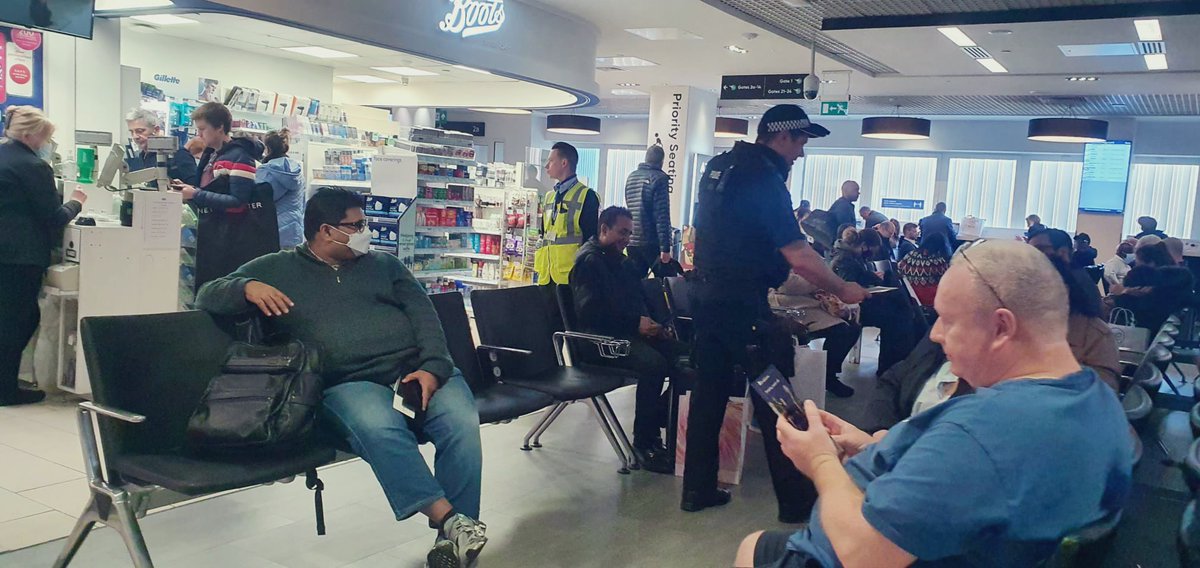 MPSCityAirport's tweet photo. Welcoming passengers @LondonCityAir whilst spreading the #ProjectServator message of ‘Keeping You Safe’👌🏻#togetherwevegotitcovered 🤝#powerofhello 👋🏼 #eyesandears 👀👂🏼 https://t.co/W8pkJKPsfc
