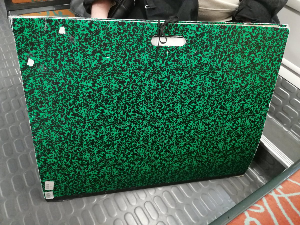 Twitter j'ai besoin de vous !
Aujourd'hui ce 25 mars dans le RER A à Paris Gare de Lyon à 10h30 j'ai trouvé ce grand carton à dessin oublié. Y'a pas de nom ni d'adresse ni même de le nom de l'école mais j'aurai besoin de vos RT à font pour tenter de retrouver la personne svp !