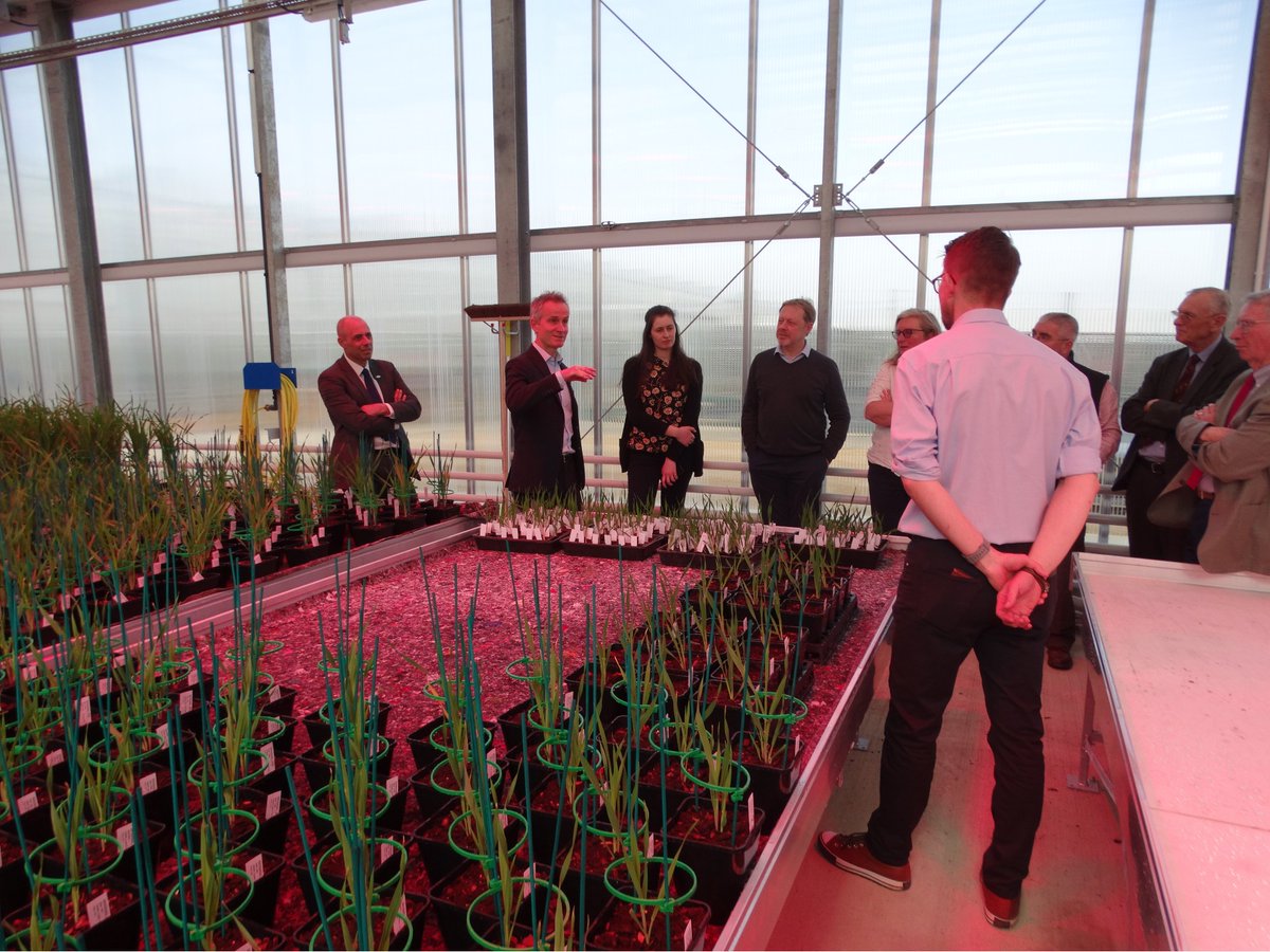 niabgroup's tweet photo. Yesterday we welcomed @DefraChiefScien Gideon Henderson to #NIAB Park Farm. He met CEO @mcaccamo, our Executive, plus the board and Chairman, Jim Godfrey. He then toured our glasshouse complex looking at our ongoing trials, before meeting some of our scientific staff. https://t.co/CjCl5Ryq5y
