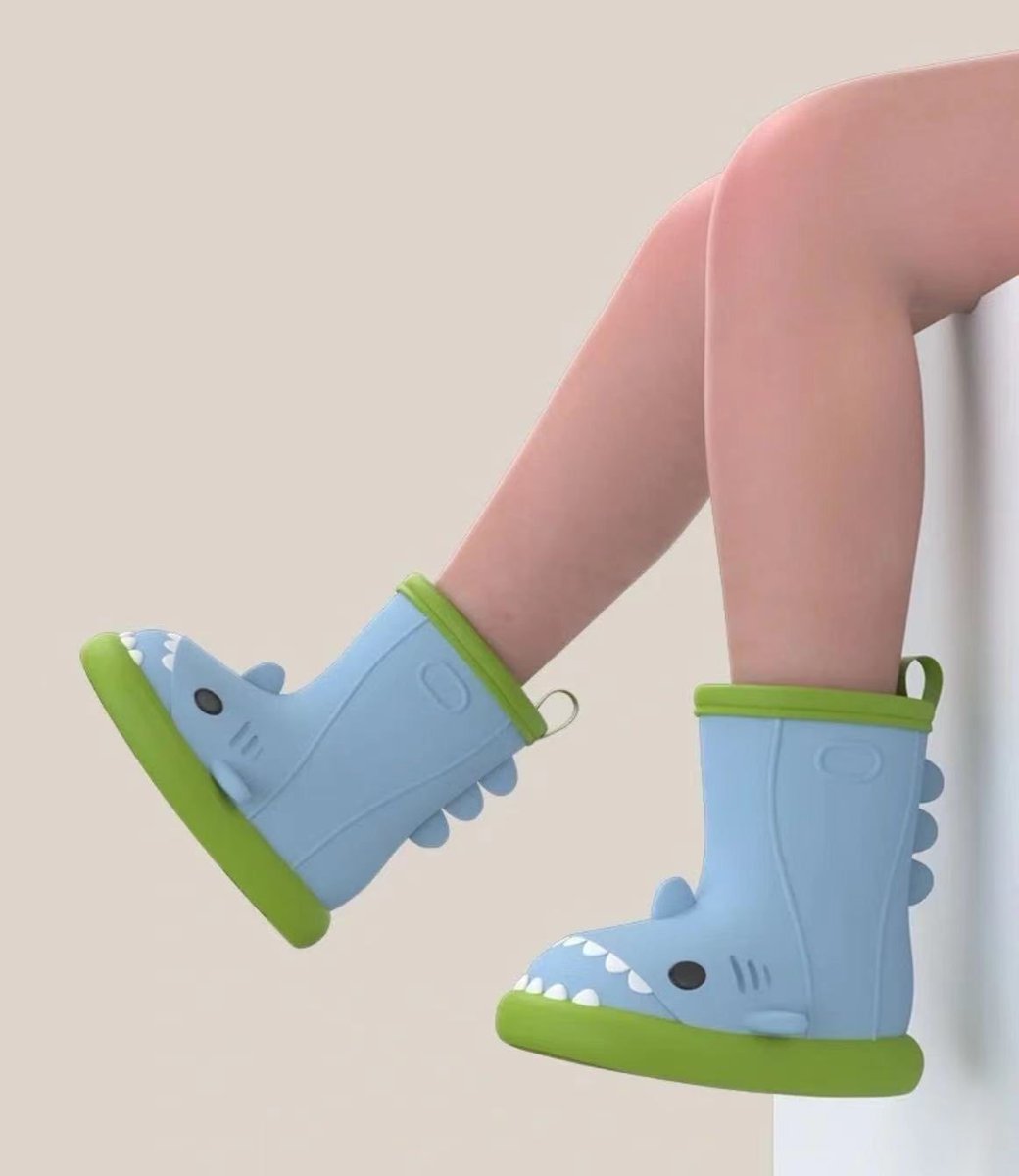 Tiyaaaae's tweet photo. The little shark rain boots are too cute, why are there no adult models, I really want to buy a pair to go out and step in puddles in rainy days, just like Peppa Pig🐷 @Butter1771 
#shoes #shark https://t.co/9zvuzltMfc