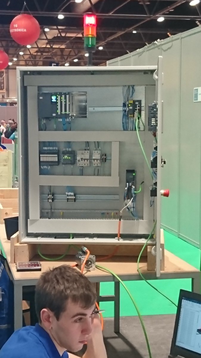 javiercueli's tweet image. Ovidio Cortina en #SpainSkills representando a #Asturias en la prueba de Control Industrial. Nivel⬆️⬆️ en la prueba de @siemens_ind