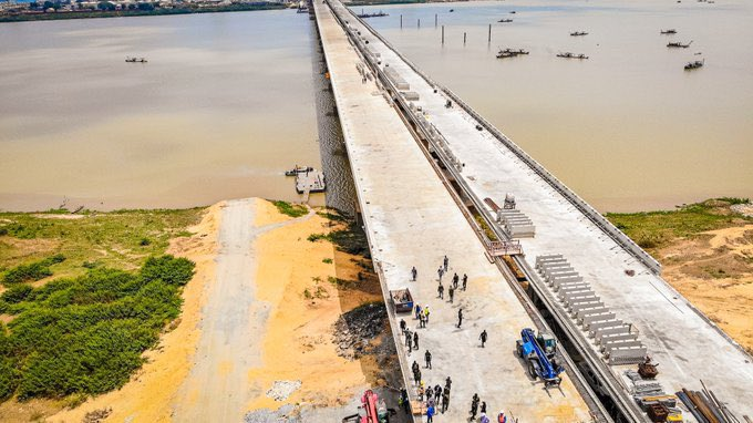 Planet_101FM's tweet photo. Federal Government says Second Niger Bridge and Lagos-Ibadan Expressway would be completed before the end of 2022.
#NewsUpdates
#Nigeria
#planetfm
#revolvingaroundyou https://t.co/OnCTZV3nqM