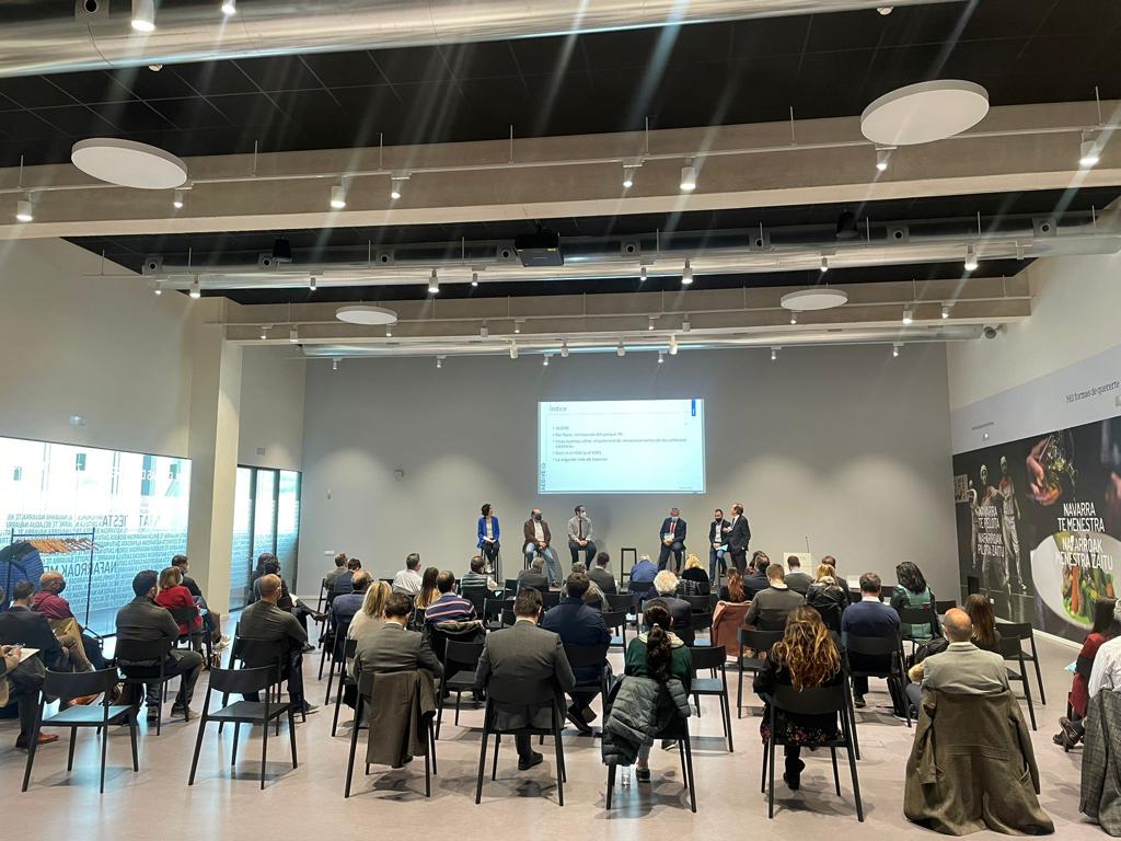 NA_VEAC's tweet photo. 👏👏Muchas gracias a los asistentes de ayer a la jornada sobre #AgendaDeImpulsoAlaMovilidad que tuvo lugar en @navarrarena y donde se anunciaron importantes medidas para este sector. #MovilidadEléctrica #Futuro #sostenibilidad  
https://t.co/yVQdErPjQU https://t.co/mlG8nNplmq