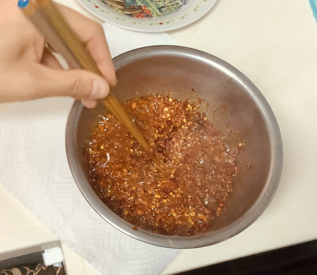 今月の「月サンの〆切ごはんレシピ」は『手作りラー油』です。
このいい匂い! ああ! 中国の匂い!! https://t.co/Ho46AAEvzH 