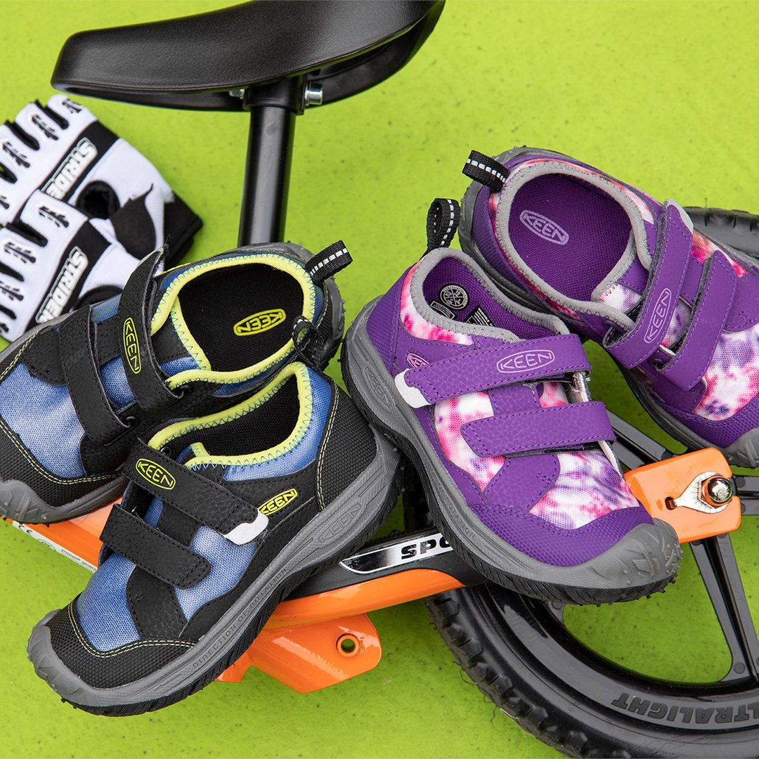 KEEN_Japan's tweet photo. 新登場 #スピードハウンド は、タイヤから発想を得たトレッドパターンを、足裏全体に配置した新設計アウトソールを採用🌟#ストライダー や #スケートボード など足でブレーキをかけるアクティビティで高い耐久性とグリップ力を発揮する #逸足👍

➤#SPEEDHOUND：https://t.co/tRE5lEsUbl

#KEENKIDS https://t.co/zoKYNCjrJz