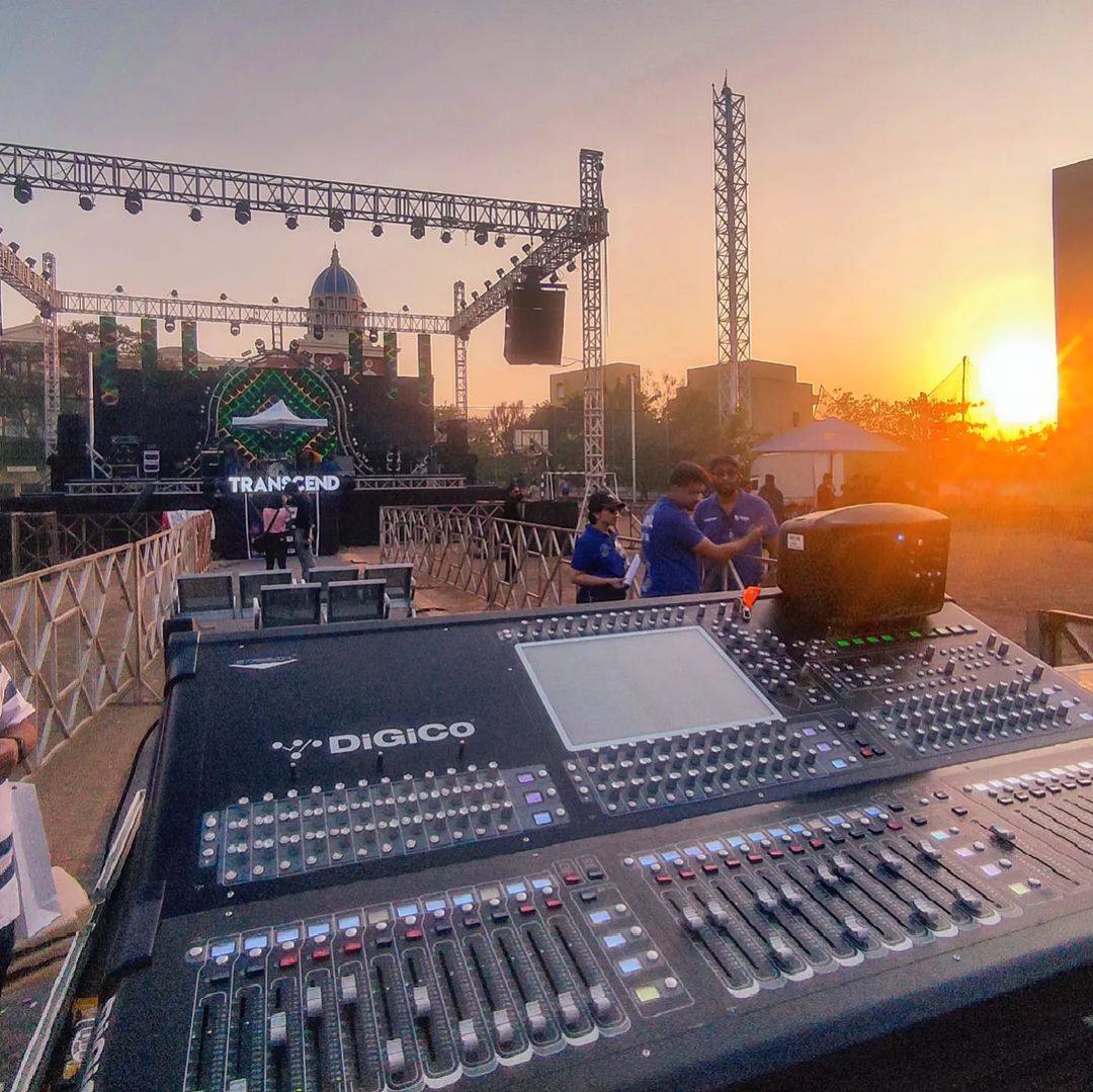 DiGiCo_official's tweet photo. A #DiGiCoFaderFriday with a view ☀️ 

Thanks for the tag in this great shot Abhinav Patankar 👍

#DiGiCo #DiGiCoFaderFriday #MixingConsole #DigitalMixingConsole #SoundEngineer #Mixing #MixingEngineer #LiveSound #AudioEngineer https://t.co/TtQWFXcXkG