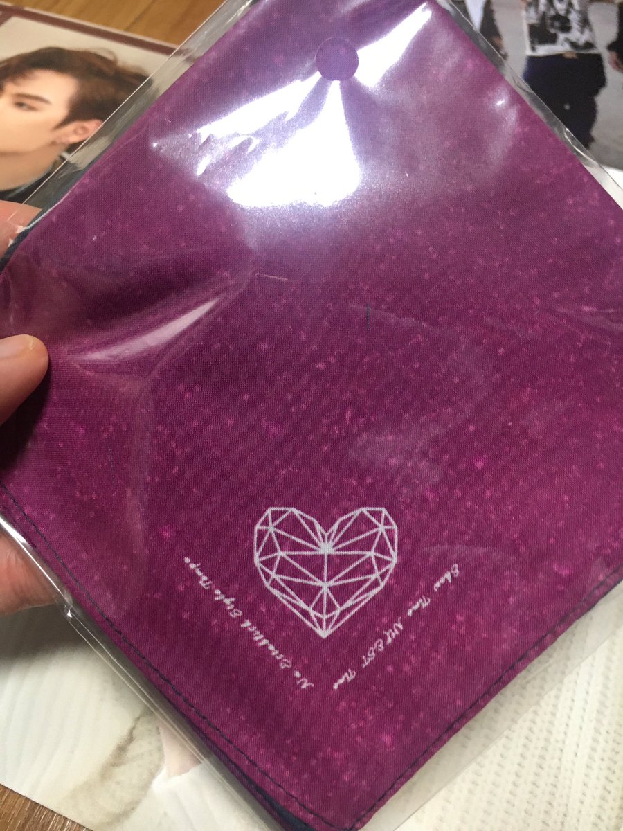 nuest_xhrl's tweet photo. @nuest_10th ❤️
으엉 ㅠㅠ 왕예쁜 우리애들과 손수건 왔어요ㅠㅠ
이 손수건 있었는데 없어진거 어찌아시고 보내주셨대요오 ㅠㅠ 😭
어쩜..사진도 멤버별 + 단체까지 ㅠㅠ 예쁘게 잘 붙여놓겠습니다아 감사해요💕
근데 애들이 눈 피하는거 같은 느낌ㅋㅋ 
뭔들 ㅠㅠ 너무 예쁘다아❤️ https://t.co/gyyjORS8Sk