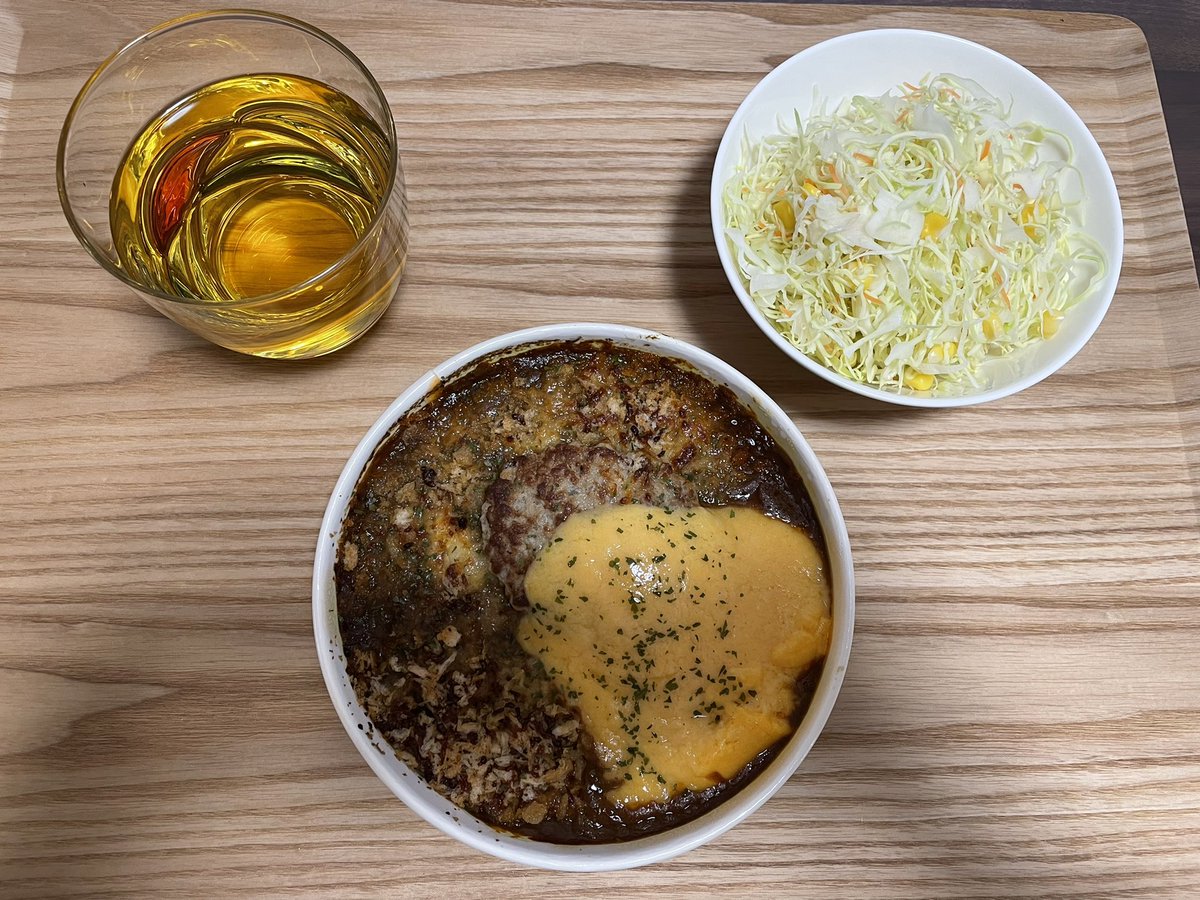 lemon3108's tweet photo. 本日の昼食

チーズハンバーグカレードリア
義務野菜

私はキャベツおかわり自由だったら何度でもお願いするタイプww https://t.co/rzMUeU6OlR