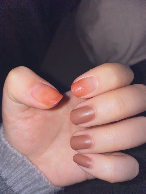 Using unused eyeshadow to do my nails 