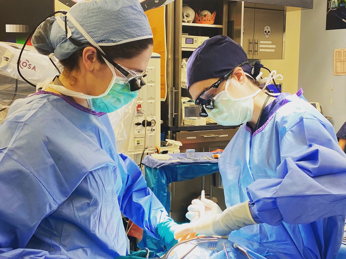 JPlonskerMD's tweet photo. Loving working with the talented Dr. Lauren Stone @LaurenStoneMD as my junior resident these past few months! Here we are using the ROSA robot to place anterior thalamic nucleus electrodes for treatment of epilepsy. https://t.co/H6e8GtUEcC