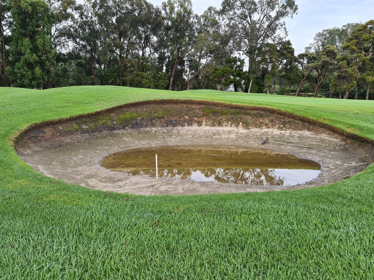 as22obrien's tweet photo. Same Golf Course, same rain event, 1 bunker without @CapConGolf and 1 bunker with @CapConGolf.
#capillaryconcrete
#itworks
#@GlobalTurf3 https://t.co/ZJjjNsXIw0