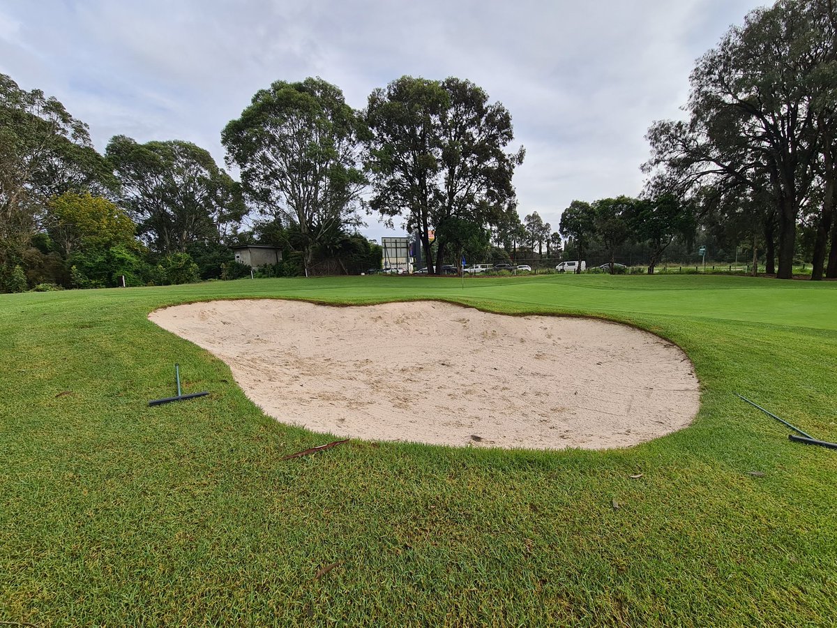 as22obrien's tweet photo. Same Golf Course, same rain event, 1 bunker without @CapConGolf and 1 bunker with @CapConGolf.
#capillaryconcrete
#itworks
#@GlobalTurf3 https://t.co/ZJjjNsXIw0