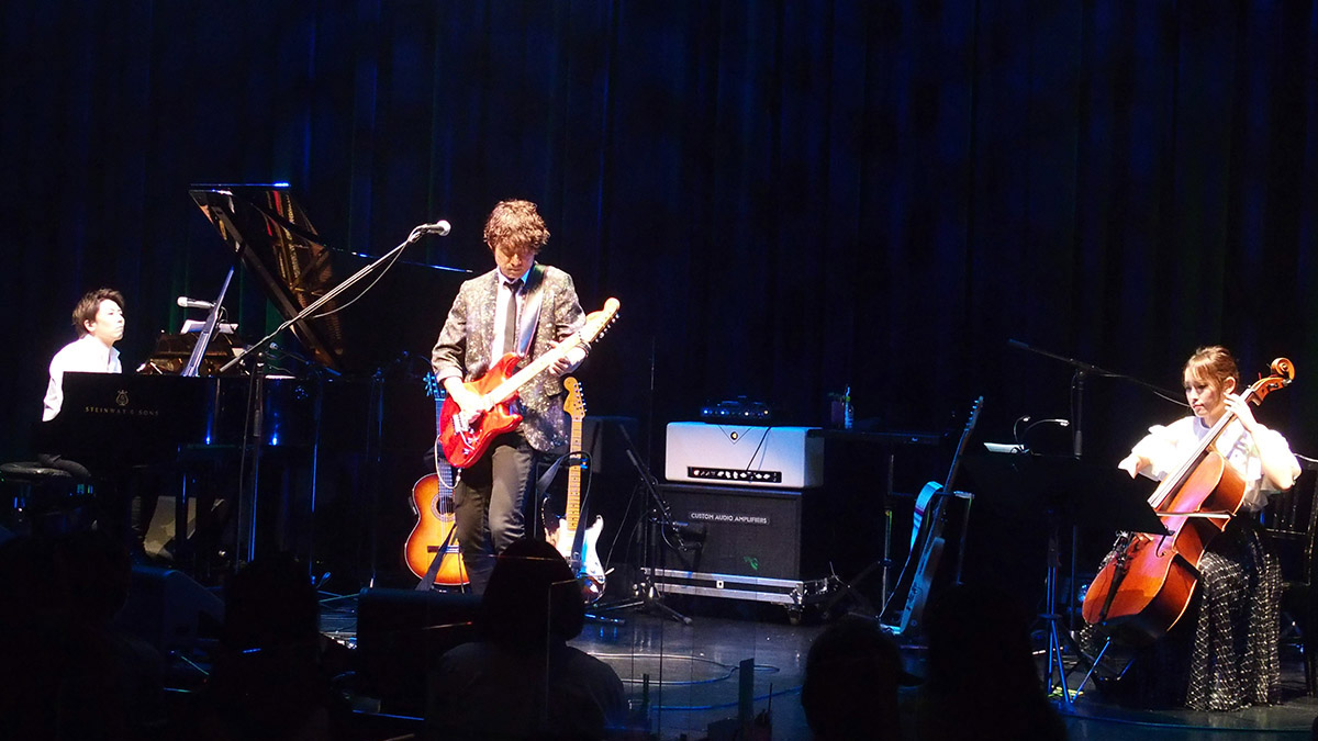 young_guitar's tweet photo. 春畑道哉、新編成でソロ楽曲に与えた新たな魅力：“LIVE AROUND 2022 SPRING HAS COME”＠ビルボードライブ東京 2022.2.26〜2.27 レポート
 
ーーヤング・ギターWEBニュース
https://t.co/KlTdiMIvJg https://t.co/stbeCXVmq0