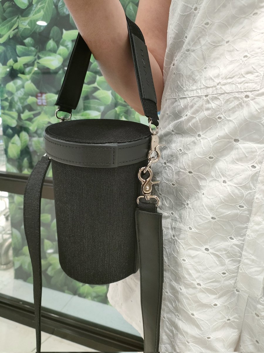 vavishph's tweet photo. It's literally a BOX BAG!

This cylindrical box bag are made of denim and leatherette. Comes with short handle and long straps for easy use.

Limited pieces only. 

Available in Black, Blue, Ash Gray and Brown Denim. https://t.co/yjSzRmgtEM