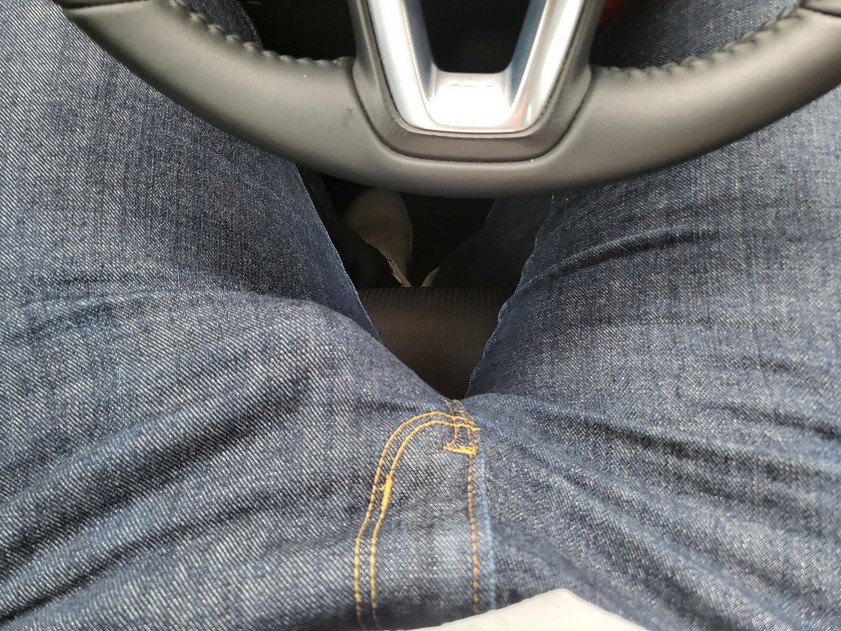 開車開到硬，請問該如何處置😂😂