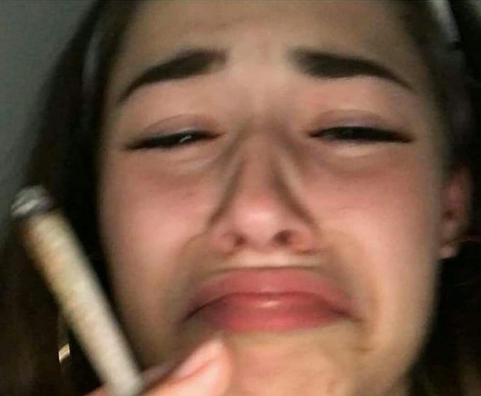 NoiaTamu's tweet photo. "Eu ou a maconha, escolha" https://t.co/72OGDrQEkL