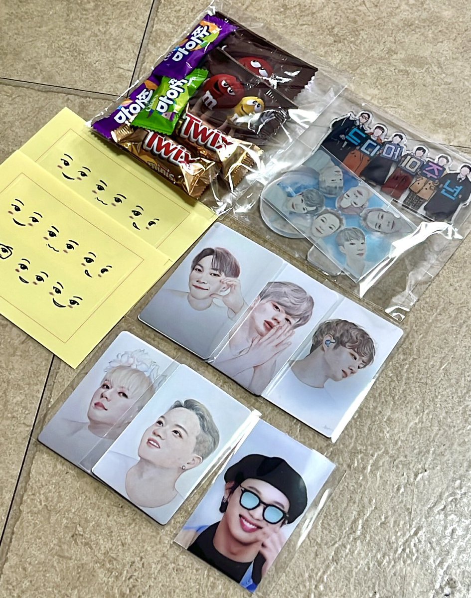 subsub__2ya's tweet photo. @today_btob 

당첨된거 왔어요!!
너무 빨리와서 놀랐는데 실물보고 또 놀랐다는,,🙊
비공굿으로 또 하나하나 채워가는 이 뿌듯함.. 감사해요 매일 닳도록 볼게요 💙 https://t.co/CKOWMkpt0E