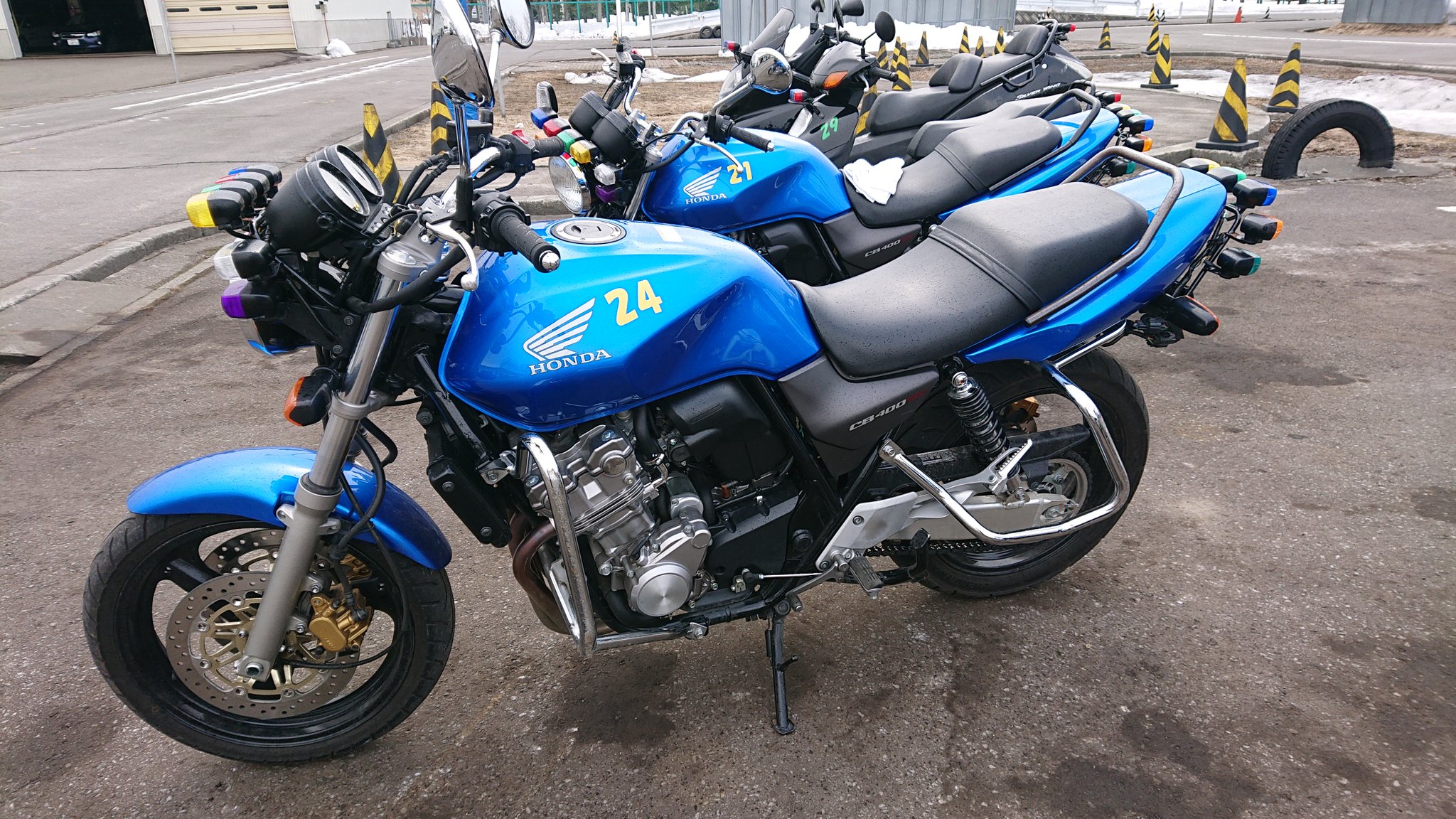 つかじ Real Tukaji 教習車はhonda Cb400 Super Four 教習用にパワー調整してない市販車のままなのでアクセル回しすぎると飛んでくって恐 T Co Vpohpldbrk Twitter