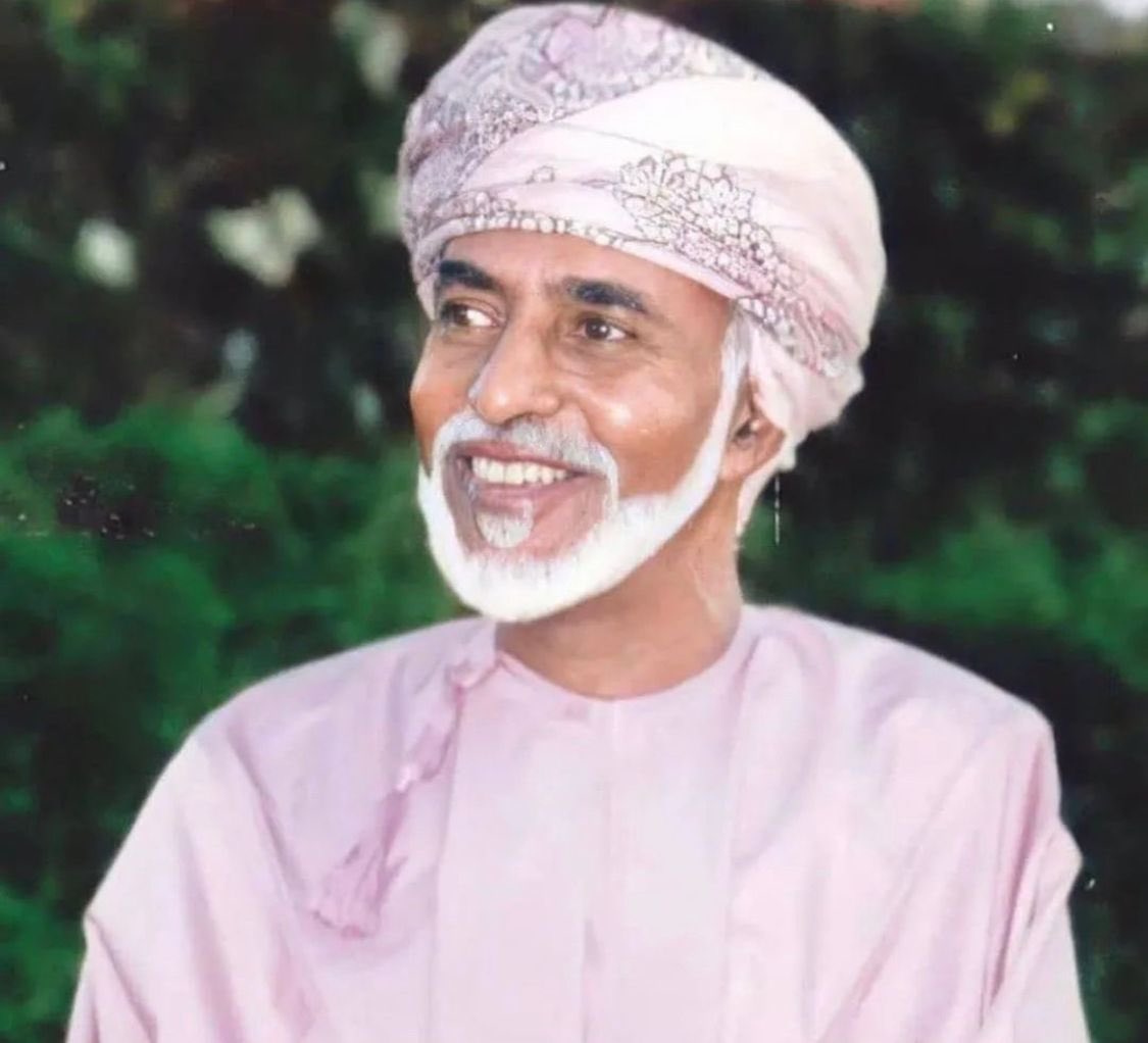 أنا راحلٌ يممتُ شطرَ بلادي .. 
         وتركتُ كل معاولي وعتادي
لا شيء لي إلا الذي ترضونه ..
           من دعوةٍ تسري بكل فؤادِ
لتبلَّ قبري حينما تهدونني ..
        دعواتكم ولَذَاكَ أفضلُ زادي
- حمد الحارثي 

لا تنسوه من دعواتكمْ

#قابوس_بن_سعيد ♥️
#جمعة_طيبة