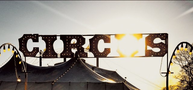 [CLEAN UP &amp; PERSIAPAN AFTER PARTY]

Pentas akbar semalam berjalan dengan sukses. Pentas kolaborasi yang dirangkai Ravensky Wonders menarik banyak pengunjung dan menuai perhatian pers. Sudah sewajarnya rombongan sirkus mendapat imbalan atas kerja keras mereka.