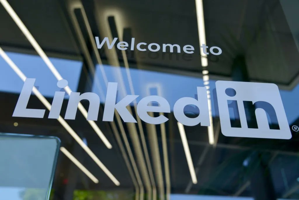 PR Warrior (@prwarrior) on Twitter photo What does gold standard look like on Linkedin? Here are five examples. buff.ly/36KdbBo (via <a href="/trevoryoung/">Trevor Young</a>) What does gold standard look like on Linkedin? Here are five examples. buff.ly/36KdbBo (via <a href="/trevoryoung/">Trevor Young</a>)