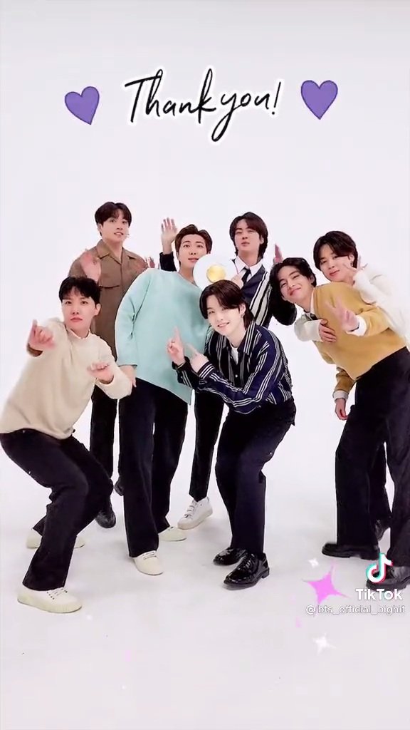 BTSArmy_47's tweet photo. These Photocard selcas were taken the same day when....
- BTS filmed for 1B Spotify plaque
- Thank you video for TikTok 
- Jin posted pics on Ig 
- Suga made a Vlive 

All in 1 day..... 😵👏

#PTD_ON_STAGE_LAS_VEGAS #BTS https://t.co/9CRNsqoRWB