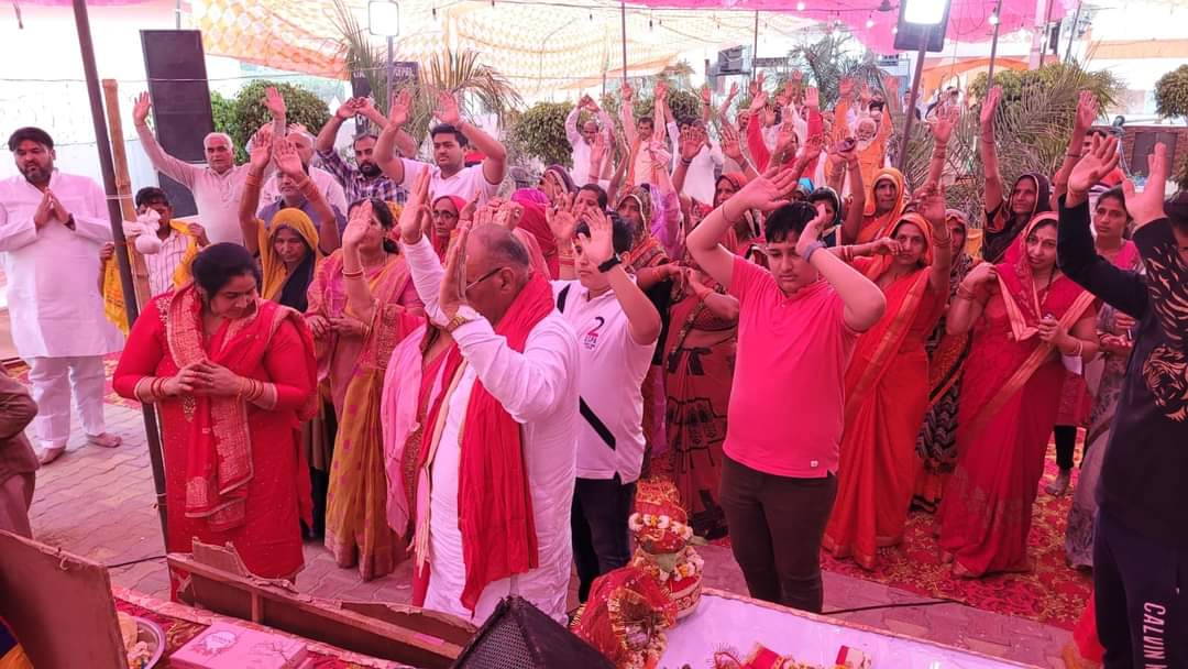 sudhirtyagikkp's tweet photo. आज दिनांक 23 मार्च 2022 को अपने पैतृक गांव मकसूदपुर, जिला गौतम बुद्ध नगर में भागवत कथा के प्रथ�� दिन में संध्या आरती करते हुए।
सुधीर त्यागी
राष्ट्रीय अध्यक्ष, किसान कल्याण परिषद
पूर्व राष्ट्रीय कोषाध्यक्ष, भाजपा किसान मोर्चा
#sudhirtyagi #bjp #Bhagwatpath #krishanJi https://t.co/1ZXzs1Sjyw